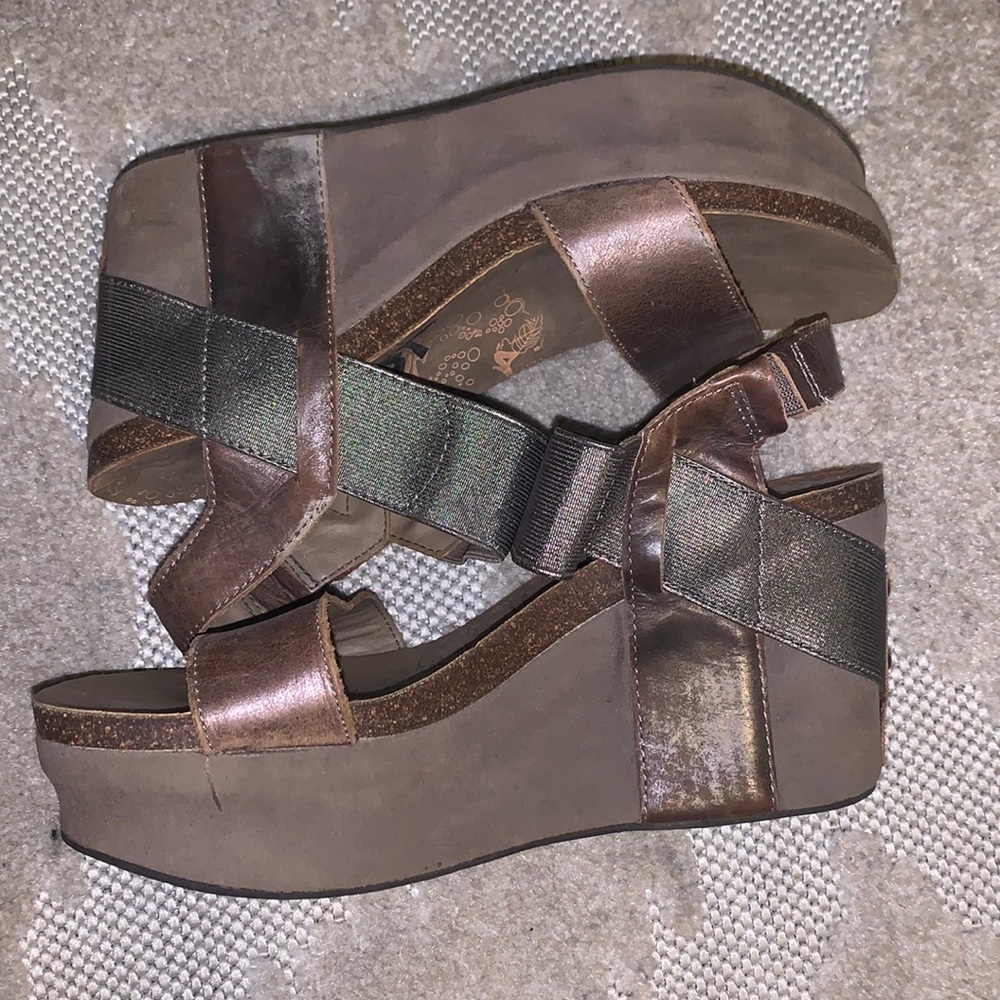 Brown and bronze OTBTs, 8